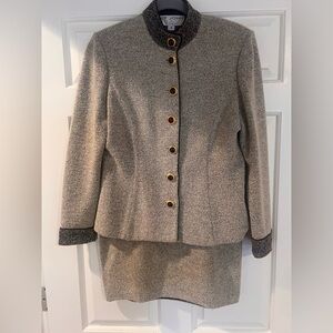 Beautiful vintage St. John brown Women's Blazer and skirt